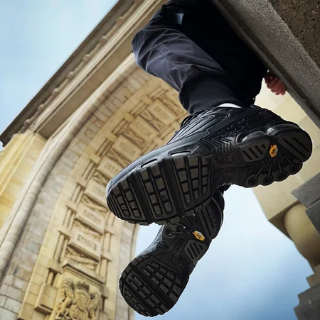Nike TN 3 Air Max Plus in Schwarz mit Sohle von unten und einem Triumphbogen