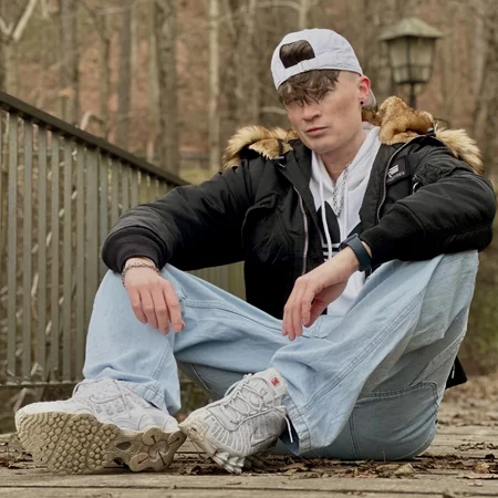Sven in weißen Nike Shox TL mit Karl Kani Baggy und Alpha Industries Jacke in schwarz